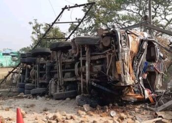 ଅଙ୍ଗୁର ବୋଝେଇ ଟ୍ରକ ଦୁର୍ଘଟଣା ଘଟି ଓଲଟି ପଡ଼ିଥିଲା : ଫଳରେ ସେଥିରେ ଥିବା ୨ ଜଣଙ୍କ ମୃତ୍ୟୁ ଘଟିଥିଲା