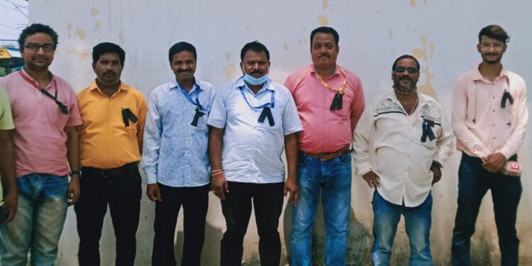 ନୀଳଗିରି ଥାନା ପୋଲିସର ଅମାନବୀୟ କାର୍ଯ୍ୟ ବିରୋଧରେ ପ୍ରେସ ଆସୋସିଏସନର କଳାବ୍ୟାଚ ପରିଧାନ