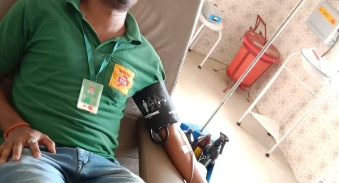 କିଡନୀ ରୋଗୀଙ୍କୁ ରକ୍ତ ଦାନ କରି ମାନବିକତା ଦେଖାଇଲେ ୧୦୮ ଆମ୍ବୁଲାନ୍ସ କର୍ମଚାରୀ