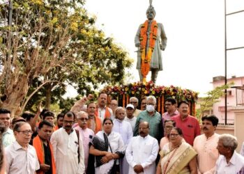 ରାଜ୍ୟସ୍ତରୀୟ ଜୟନ୍ତୀରେ ପାରଳା ମହାରାଜା ଶ୍ରୀ କୃଷ୍ଣଚନ୍ଦ୍ର ଗଜପତିଙ୍କ ପ୍ରତିମୂର୍ତ୍ତିରେ ମାଲ୍ୟାର୍ପଣ ଓ ଶ୍ରଦ୍ଧାଞ୍ଜଳି