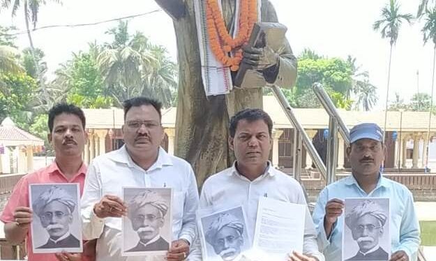 ମଧୁବାବୁଙ୍କୁ ଭାରତରତ୍ନ ଦାବିରେ ସତ୍ୟଭାମାପୁର ଏନ୍ତୁଡ଼ିଶାଳରୁ ଦସ୍ତଖତ ସଂଗ୍ରହ ଅଭିଯାନ