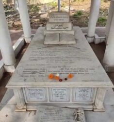 ଗୋରା କବର : ଓଡିଶାର ସବୁଠାରୁ ବଡ ଏବଂ ପୁରାତନ ଶ୍ମଶାନ ମଧ୍ୟରୁ ଗୋଟିଏ କିମ୍ବଦନ୍ତୀ – ଶ୍ମଶାନ ଗୋରାକବର ଯେଉଁ ଠାରେ ଉତ୍କଳ ଗୌରବ ମଧୁସୂଦନ ଦାସଙ୍କ ସମାଧି