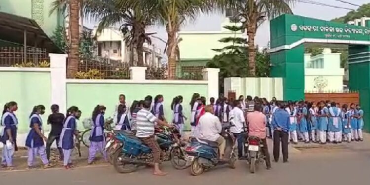 ବାଲିଗୁଡା ରେ ମାଟ୍ରିକ ପରୀକ୍ଷାର ପ୍ରଥମ ଦିନ ଶାନ୍ତି ଶୃଙ୍ଖଳା ର ସହ ଶେଷ 