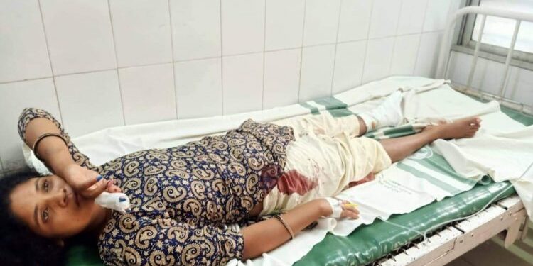ପାରିବାରିକ କଳହରୁ ସ୍ତ୍ରୀକୁ ଟାଙ୍ଗିଆରେ ହାଣିଦେଲା ସ୍ୱାମୀ : ଗୁରୁତର ଅବସ୍ଥାରେ ହସ୍ପିଟାଲରେ ଭର୍ତ୍ତି