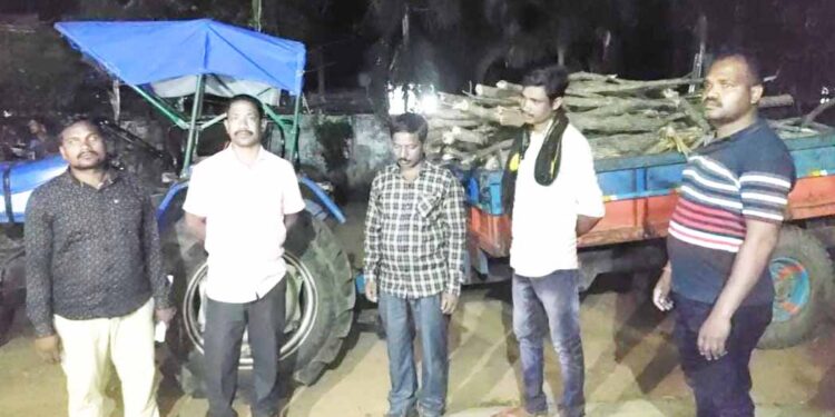 ଟ୍ରାକ୍ଟର ସହିତ କଞ୍ଚା ଶାଳ ଗଣ୍ଡି ଜବତ : ୨ ଗିରଫ – ଡ୍ରାଇଭର ଫେରାର 