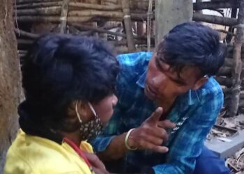 ବିଦ୍ୟୁତ ଟ୍ରାନ୍ସଫର୍ମର ପାଖରେ ମଦ୍ୟପ ଯୁବକ ଶୋଇପଡିଲେ – ଉଦ୍ଧାରକଲେ ଗ୍ରାମବାସୀ