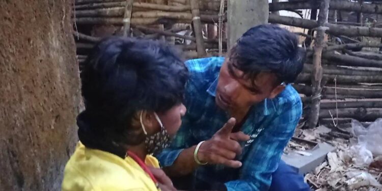 ବିଦ୍ୟୁତ ଟ୍ରାନ୍ସଫର୍ମର ପାଖରେ ମଦ୍ୟପ ଯୁବକ ଶୋଇପଡିଲେ – ଉଦ୍ଧାରକଲେ ଗ୍ରାମବାସୀ