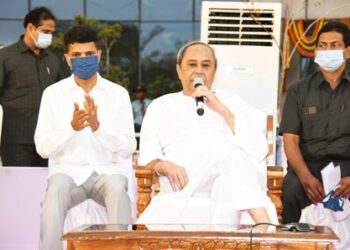 ଛାତ୍ରଛାତ୍ରୀ ମାନଙ୍କ ସହିତ ଆଲୋଚନା କଲେ ମୁଖ୍ୟମନ୍ତ୍ରୀ : ସ୍ବାସ୍ଥ୍ୟସେବା ପାଇଁ ପ୍ରତିଶୃତିବଦ୍ଧ ହୋଇ କାମ କରିବାକୁ ପରାମର୍ଶ ଦେଲେ