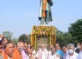 ରାଜଭବନ ଛକଠାରେ ରାଜ୍ୟପାଳଙ୍କ ସମେତ ବିଶିଷ୍ଟ ବ୍ୟକ୍ତିଙ୍କ ଦ୍ୱାରା ମଧୁବାବୁଙ୍କ ପ୍ରତିମୂର୍ତ୍ତିରେ ମାଲ୍ୟାର୍ପଣ ଓ ଶ୍ରଦ୍ଧାଞ୍ଜଳି