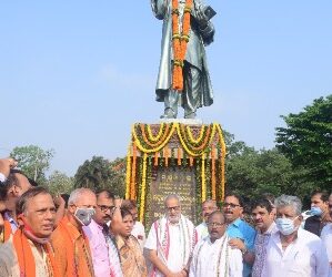 ରାଜଭବନ ଛକଠାରେ ରାଜ୍ୟପାଳଙ୍କ ସମେତ ବିଶିଷ୍ଟ ବ୍ୟକ୍ତିଙ୍କ ଦ୍ୱାରା ମଧୁବାବୁଙ୍କ ପ୍ରତିମୂର୍ତ୍ତିରେ ମାଲ୍ୟାର୍ପଣ ଓ ଶ୍ରଦ୍ଧାଞ୍ଜଳି
