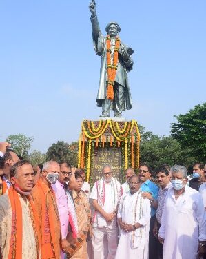 ରାଜଭବନ ଛକଠାରେ ରାଜ୍ୟପାଳଙ୍କ ସମେତ ବିଶିଷ୍ଟ ବ୍ୟକ୍ତିଙ୍କ ଦ୍ୱାରା ମଧୁବାବୁଙ୍କ ପ୍ରତିମୂର୍ତ୍ତିରେ ମାଲ୍ୟାର୍ପଣ ଓ ଶ୍ରଦ୍ଧାଞ୍ଜଳି
