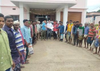 ଲ୍ୟାଣ୍ଡ ବ୍ୟାଙ୍କ କୁ ଉଚ୍ଛେଦ କରିବା ନେଇ : ବୈପାରିଗୁଡା ତହସିଲଦାରଙ୍କୁ ଦାବିପତ୍ର ପ୍ରଦାନ – ତାଲୁରୁ ଗ୍ରାମବାସୀ