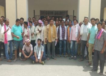 ୟାର୍ଡରୁ ଉଠୁନି ଧାନ : ଜିଲାପାଳଙ୍କ ଅଫିସ ସମ୍ମୁଖରେ ଚାଷୀ ଙ୍କ ବିକ୍ଷୋଭ ପ୍ରଦର୍ଶନ