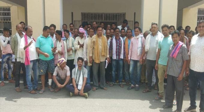 ୟାର୍ଡରୁ ଉଠୁନି ଧାନ : ଜିଲାପାଳଙ୍କ ଅଫିସ ସମ୍ମୁଖରେ ଚାଷୀ ଙ୍କ ବିକ୍ଷୋଭ ପ୍ରଦର୍ଶନ