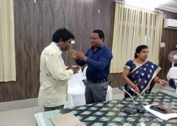 ସମ୍ବାଦପତ୍ର ବିତରକ ଙ୍କୁ ପରିଚୟପତ୍ର ବଣ୍ଟନ