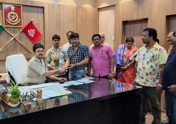 ଜନ କଲ୍ୟାଣ ସେବା ଟ୍ରଷ୍ଟ ପକ୍ଷରୁ ନୂତନ ଜିଲ୍ଲା ଆରକ୍ଷୀ ଅଧିକ୍ଷକ ଙ୍କୁ ସମ୍ମାନିତ ଓ ବରଗଡ଼ ର ବିଭିନ୍ନ ସମସ୍ୟା ବିଷୟରେ ଆଲୋଚନା