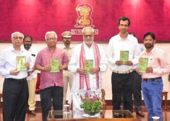 ପୂର୍ବତନ ପ୍ରଶାସକ ଚିନ୍ମୟ ବସୁଙ୍କ ପୁସ୍ତକ ‘ଜୀବନର ଝର କଲମ’ ରାଜ୍ୟପାଳଙ୍କ ଦ୍ୱାରା ଉନ୍ମୋଚିତ :  ରାଜ୍ୟପାଳ