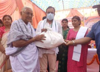ଶ୍ରମିକମାନଙ୍କୁ ରିଲିଫ ବାଣ୍ଟିଲେ ମାରୱାଡ଼ି ସମାଜ