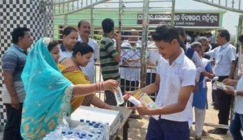 ବିଦ୍ୟାଳୟ ପରିଦର୍ଶନ କରିବା ସହ ସମସ୍ୟା ବୁଝିଲେ  ସରପଞ୍ଚ ଗାୟତ୍ରୀ ବେହେରା