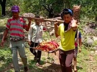 ଗଜପତି ଜିଲ୍ଲା ପ୍ରଶାସନ ଓ ମୋହନା ବ୍ଲକ ପ୍ରଶାସନ ର ଅଣଦେଖା : ଗାଁ କୁ ରାସ୍ତା ନଥିବାରୁ ଦୁଳାରେ ବୁହା ହେଲେ ରୋଗୀ