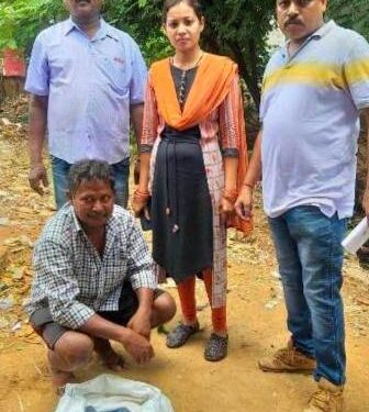 ପାରଳାଖେମୁଣ୍ଡି ଅବକାରୀ ବିଭାଗ ଦ୍ଵାରା ଏସାର ପେଟ୍ରୋଲ ପମ୍ପ ନିକଟରୁ ୨୦ ଦେଶୀ ରନ୍ଧା ମଦ ଜବତ ଜାଣେ ଗିରଫ