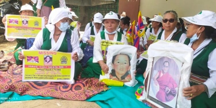 ଚିନ୍ ୨୭ ବର୍ଷ ଧରି ଅପହରଣ କରି ରଖିଥିବା ; ତିବତୀୟ ପେଞ୍ଚନ ଲାମାଙ୍କୁ ମୁକ୍ତି ଦାବିକରି – ଗଜପତି ଜିଲ୍ଲା ତିବତିୟ ମହିଳା ସଙ୍ଘ ପକ୍ଷରୁ ଧାରଣା