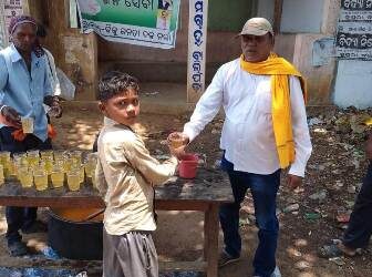 ବିଜେଡ଼ି ଦଳ ପକ୍ଷରୁ ଜନସେବାରେ ଥଣ୍ଡା ପାନୀୟ ବଣ୍ଟନ