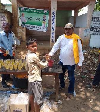 ବିଜେଡ଼ି ଦଳ ପକ୍ଷରୁ ଜନସେବାରେ ଥଣ୍ଡା ପାନୀୟ ବଣ୍ଟନ