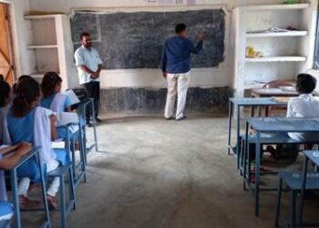 ଜିଲ୍ଲା ଶିକ୍ଷା ଅଧିକାରୀଙ୍କ ଘଣ୍ଟମାଳ ସ୍କୁଲ୍ ପରିଦର୍ଶନ ପିଲାଙ୍କୁ ପାଠ ପଢ଼ାଇଲେ – ସନ୍ତୋଷ ବ୍ୟକ୍ତ କଲେ