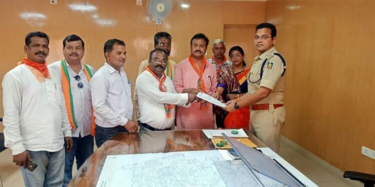 ଦେବଗଡ଼ ବିଜେପି ବିଧାୟକଙ୍କ ଗିରଫ ପ୍ରତିବାଦରେ କନ୍ଧମାଳ ଏସପି କାର୍ଯ୍ୟାଳୟ ସମ୍ମୁଖରେ ବିକ୍ଷୋଭ ପ୍ରଦର୍ଶନ