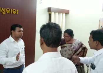 ବାଲିଗୁଡ଼ା ବ୍ଲକ୍ ଜନ ପ୍ରତିନିଧିଙ୍କୁ ବିଡିଓଙ୍କ ଅଣଦେଖା ଅଭିଯୋଗ : ବିଧାୟକଙ୍କ ନେତୃତ୍ବରେ ବିଡିଓଙ୍କୁ ମିଳିମିଶି ଘେରିଲେ
