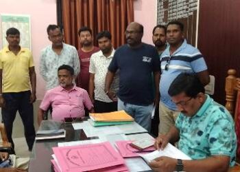 ସାହାଯ୍ୟ ଦି ହେଲପିଙ୍ଗ୍ ହ୍ୟାଣ୍ଡ ପକ୍ଷରୁ ବୈପାରିଗୁଡା ଅଂଚଳର ମୌଳିକ ସମସ୍ୟାର ସମାଧାନ କରିବା ନେଇ ବିଡିଓ ଙ୍କୁ ଦାବିପତ୍ର ପ୍ରଦାନ 