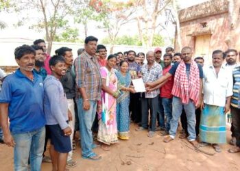 ବୈପାରିଗୁଡା ଉଠା ଦୋକାନ ବ୍ୟବସାୟ ସଂଘ ପକ୍ଷରୁ ସରପଂଚଙ୍କୁ ଦାବିପତ୍ର ପ୍ରଦାନ