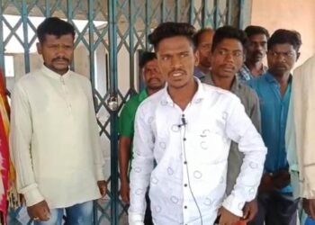 ଶିକ୍ଷକ ଅଭାବକୁ ନେଇ ବିଦ୍ୟାଳୟରେ ତାଲା ପକାଇଲେ ଗ୍ରାମବାସୀ