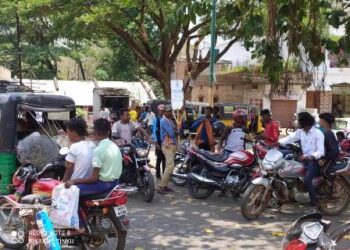 ବୈପାରିଗୁଡାରେ ନାହିଁ ଟ୍ରାଫିକ୍ ସିଗନାଲ୍‌ : ଭିଡ ନିୟନ୍ତ୍ରଣ କରିବାକୁ ନାକେଦମ୍ ଲୋକେ