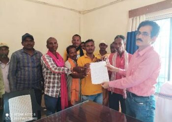 ଜାମେଲାବେଡା ଗ୍ରାମବାସୀଙ୍କ ପକ୍ଷରୁ ତହସିଲଦାରଙ୍କୁ ଦାବିପତ୍ର ପ୍ରଦାନ