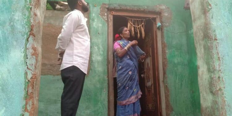 କାଳବୈଶାଖିର ତାଣ୍ଡବରେ ଉପୁଡିଲା ଗଛ ଉଡିଗଲା ଟିଣ ଓ ଆଜବେଷ୍ଟ : ଲୋକଙ୍କ ଗ୍ରହଣରେ ପହଂଚିଲେ ଲୋକପ୍ରତିନିଥି