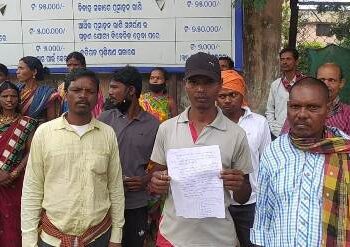 ଜବରଦଖଲ ଓ ମଦ ବିକ୍ରିକୁ ବିରୋଧ କରି ଗୋଲରୀଗୁଡା ଗ୍ରାମବାସୀଙ୍କ ତରଫରୁ ଥାନାର ଦ୍ବରାସ୍ଥ 