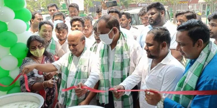 ଅସହ୍ୟ ଗ୍ରୀଷ୍ମ ପ୍ରବାହ ନିମନ୍ତେ ଜନସାଧାରଣ ହିତ ଉପଲକ୍ଷେ ଛାତ୍ର ବିଜେଡ଼ି ପକ୍ଷରୁ : ଭୁବନେଶ୍ୱରର ସହିଦନଗର ପରିସରରେ ଉଦଘାଟିତ ହେଲା – ଜଳଛତ୍ର