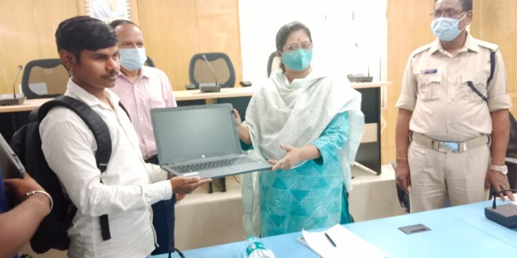 ନୟାଗଡ଼ସଦର ମହକୁମାରେ ଜିଲ୍ଲାପାଳଙ୍କ ଜନଶୁଣାଣୀ ଶିବିର – ଦିବ୍ୟାଙ୍କ ବ୍ୟକ୍ତିଙ୍କୁ ଆଶାବାଡ଼ି ଏହି ଜନଶୁଣାଣି ଶିବିରରେ ପ୍ରଦାନ କରାଯାଇଥିଲା