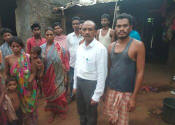 ମୋହନା ବ୍ଲକ ଶିକୁଳିପଦର ପଞ୍ଚାୟତ : ରାମପଦର ଗ୍ରାମର ଅନାଥ ପରିବାରଙ୍କୁ – ମିଶି ସମବେଦନା ଜଣାଇଲେ ବ୍ଲକ ଅଧକ୍ଷ ରଞ୍ଜୀବ ଶବର