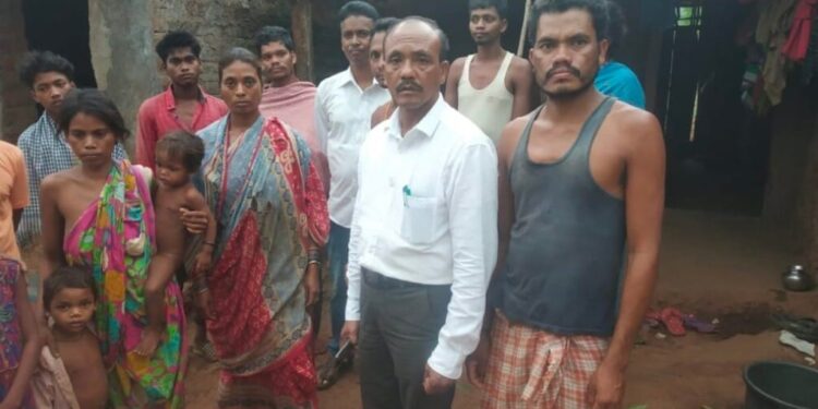 ମୋହନା ବ୍ଲକ ଶିକୁଳିପଦର ପଞ୍ଚାୟତ : ରାମପଦର ଗ୍ରାମର ଅନାଥ ପରିବାରଙ୍କୁ – ମିଶି ସମବେଦନା ଜଣାଇଲେ ବ୍ଲକ ଅଧକ୍ଷ ରଞ୍ଜୀବ ଶବର