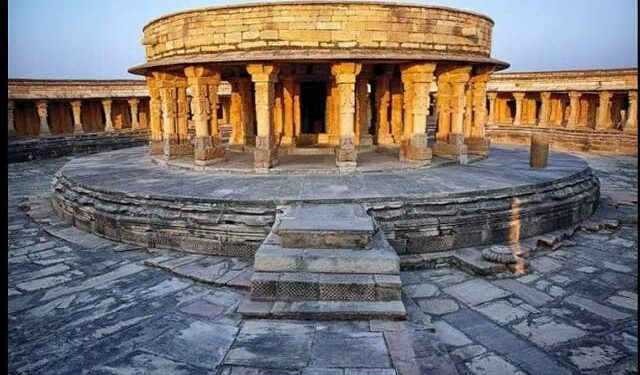 ଚଉଷଠି ଯୋଗିନୀ ମନ୍ଦିର – ମିତାଲି, ମୋରେନା, ମଧ୍ୟପ୍ରଦେଶ ୧0୫୫