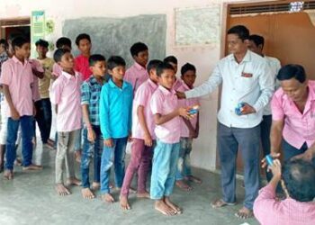 ଅଧ୍ୟାପକଙ୍କ ପ୍ରଥମ ଶ୍ରାଦ୍ଧ ବାର୍ଷିକୀରେ ଅନାଥ ପିଲାଙ୍କୁ ଅନ୍ନଦାନ