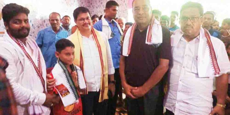 ଛାତ୍ର ଜଗବନ୍ଧୁଙ୍କୁ ଶୁଭେଛା ଜଣାଇବା ସହ ଉଜ୍ଜ୍ବଳ ଭବିଷ୍ୟତ କାମନା କଲେ – ଦଶପଲ୍ଲା ବିଧାୟକ