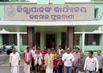 ମୌଳିକ ସୁବିଧା ହାସଲ କରିବା ପାଇଁ କନ୍ଧମାଳର ନୂତନ ଜିଲାପାଳଙ୍କୁ ଭେଟିଲେ ବିଲାବାଡ଼ି ଗ୍ରାମ ପଞ୍ଚାୟତବାସୀ