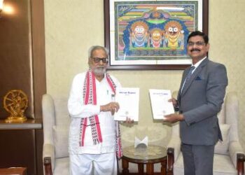 ଓଡ଼ିଶା ଲୋକ ସେବା ଆୟୋଗ ଅଧ୍ୟକ୍ଷଙ୍କ ଦ୍ୱାରା ରାଜ୍ୟପାଳଙ୍କୁ ବାର୍ଷିକ ରିପୋର୍ଟ ପ୍ରଦାନ 