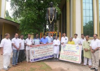 ଶ୍ରାଦ୍ଧ ଦିବସ ଅବସରରେ ଉତ୍କଳ ବିଶ୍ୱବିଦ୍ୟାଳୟ ପରିସରରେ ପ୍ରାଣକୃଷ୍ଣ ପରିଜ।ଙ୍କ ପ୍ରତିମୂର୍ତ୍ତିରେ ମାଲ୍ୟାର୍ପଣ ଓ ଶ୍ରଦ୍ଧାଞ୍ଜଳି