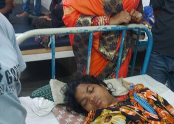 ବାଥରୁମ୍ ରେ ଫୁଟିଲା ବୋମା : ଚିକିତ୍ସାଧୀନ ଯୁବତୀ ଙ୍କୁ ଭେଟିଲେ – ସିଙ୍ଗାର ପଲ୍ଲୀ ସରପଞ୍ଚ