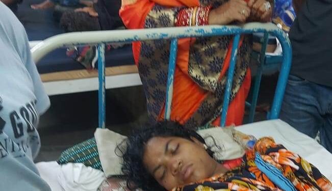 ବାଥରୁମ୍ ରେ ଫୁଟିଲା ବୋମା : ଚିକିତ୍ସାଧୀନ ଯୁବତୀ ଙ୍କୁ ଭେଟିଲେ – ସିଙ୍ଗାର ପଲ୍ଲୀ ସରପଞ୍ଚ